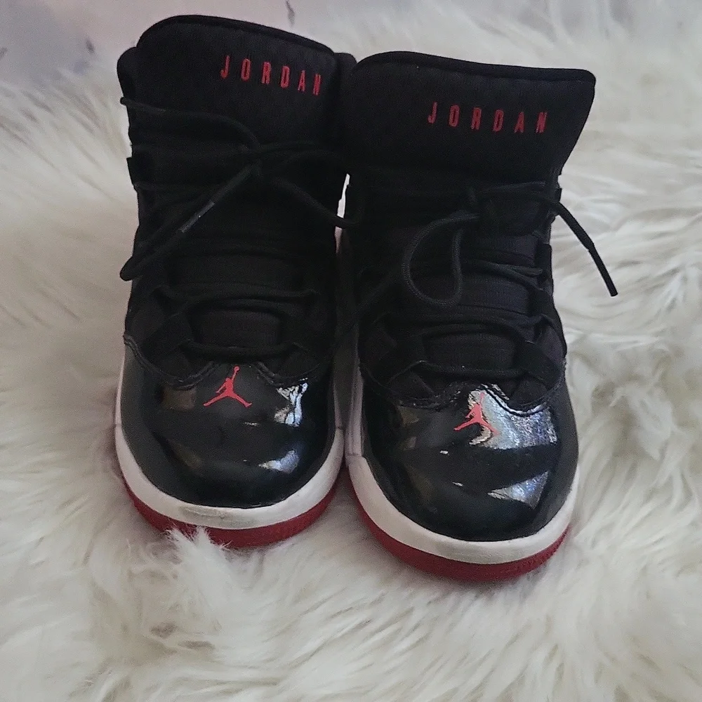Air Jordan Max Aura PS 'Black Gym Red' Kids Youth Size 1